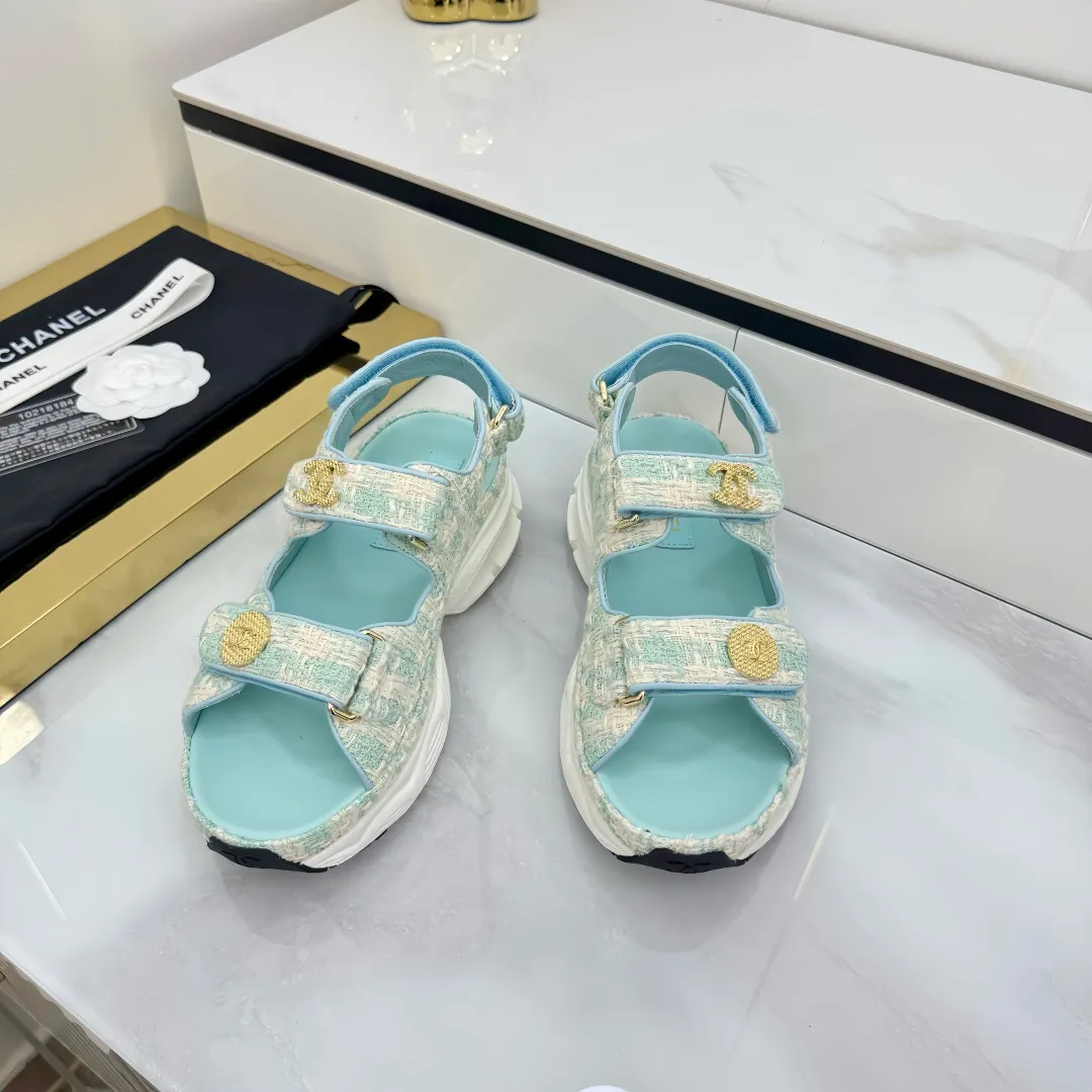 👟👟Ex-factory price 640👟👟 Top version... Chanel｜Chanel Xiaoxiang Velcro Beach Slippers Slippers Casual Beach Shoes 25ss Spring and Summer New Style! Beach shoes are a hit all over the internet! The latest model from the counter, I am still willing to buy it on my feet. It must be ranked among the most popular models. It is invincible in all seasons. Various bloggers and Internet celebrities can see the matching styles. Highly recommended. Pearlescent sheepskin upper, sheepskin lining, suede for feet. Original open-molded TPU outsole size: 35-40 (customized for 40 and 41). Full set of original packaging 👉 👉 👉